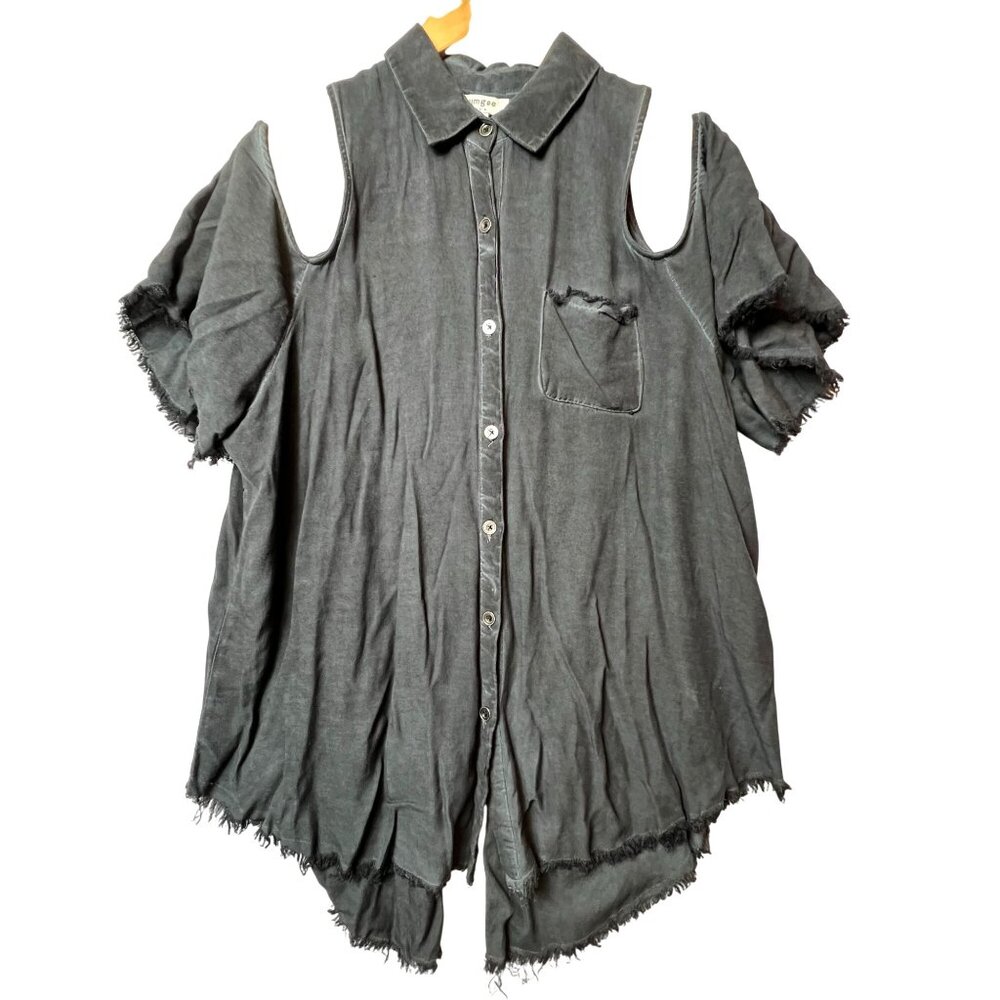 Umgee Womens L Cold Shoulder Frayed Hem Button-Down Top In Charcoal Gray
